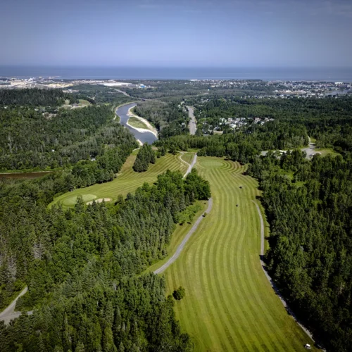 Vue aérienne du Club de golf de Matane et de la ville